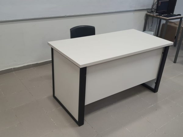 שולחן מורה רגל חלון