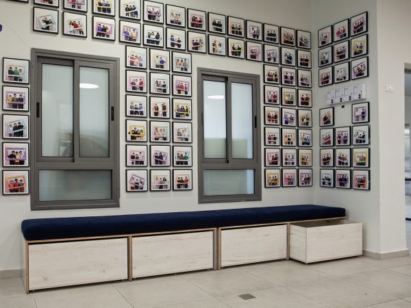 בימת ישיבה מעוצבת עם אחסון מובנה